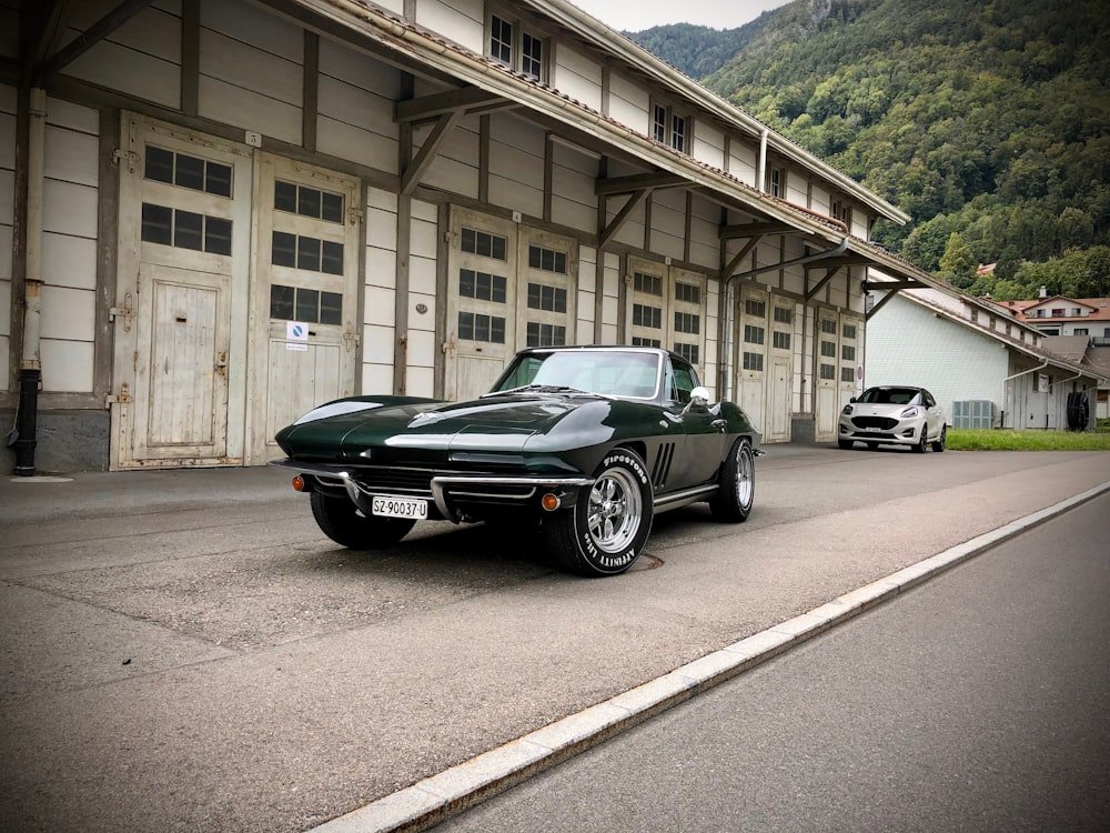 Chevrolet Corvette Sting Ray w butelkowej zieleni przed halą garażową
