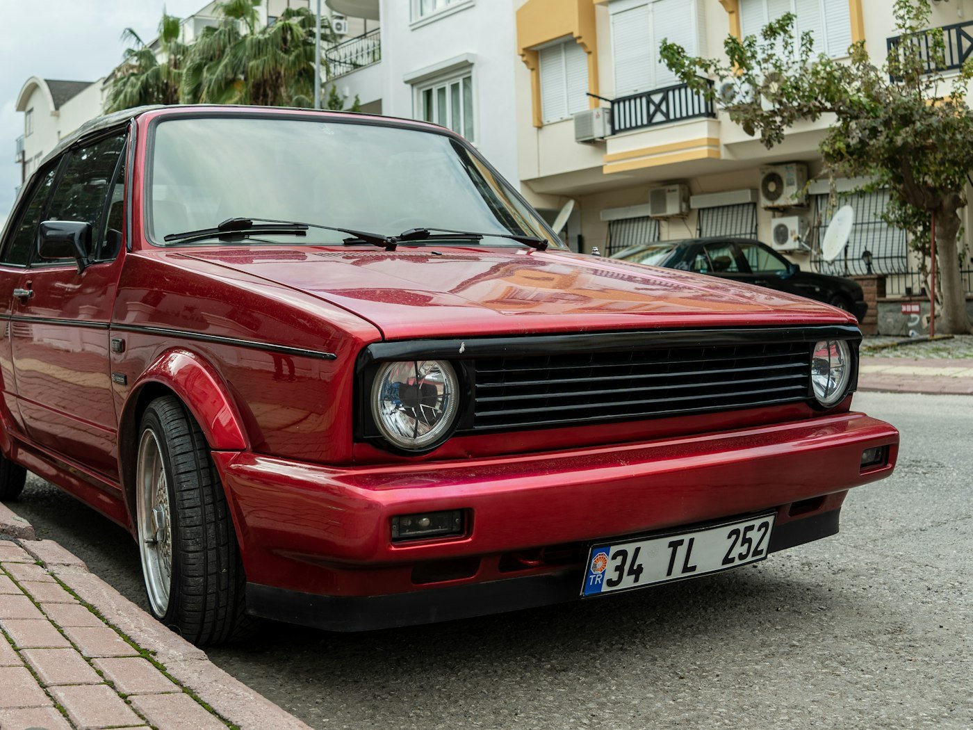 Czerwony VW Golf Cabrio po odtworzeniu fabrycznego odcienia czerwieni