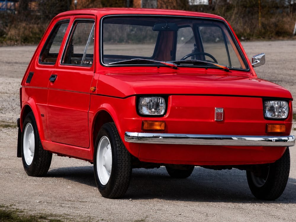 Czerwony Polski Fiat 126p po renowacji lakieru