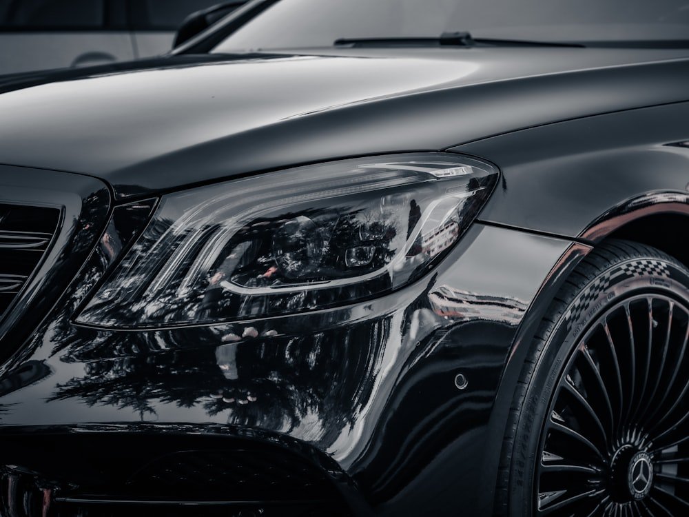 Czarny Mercedes-Benz po lakierowaniu przedniej części nadwozia